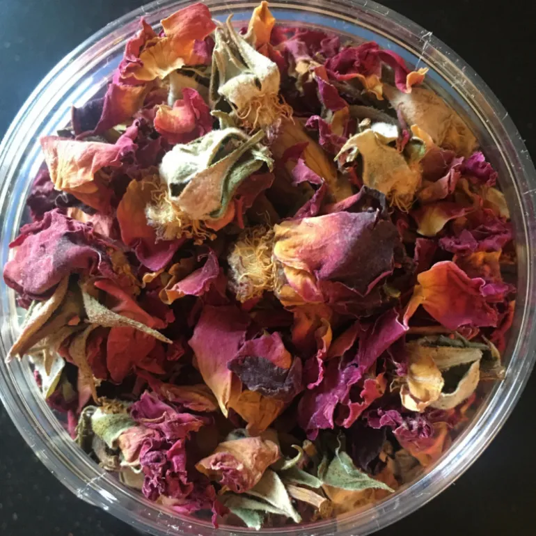 PETALI DI ROSA